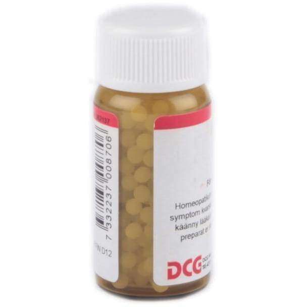 Pulsatilla-homeopaattipullo, valkoinen kiiltäväpintainen kierrekorkki, kellertäviä pyöreitä pillereitä; kirkas mattapintainen muovi, sininen-musta groteskiteksti ja suorakaiteen muotoinen viivakoodi, osittain näkyvä etiketti