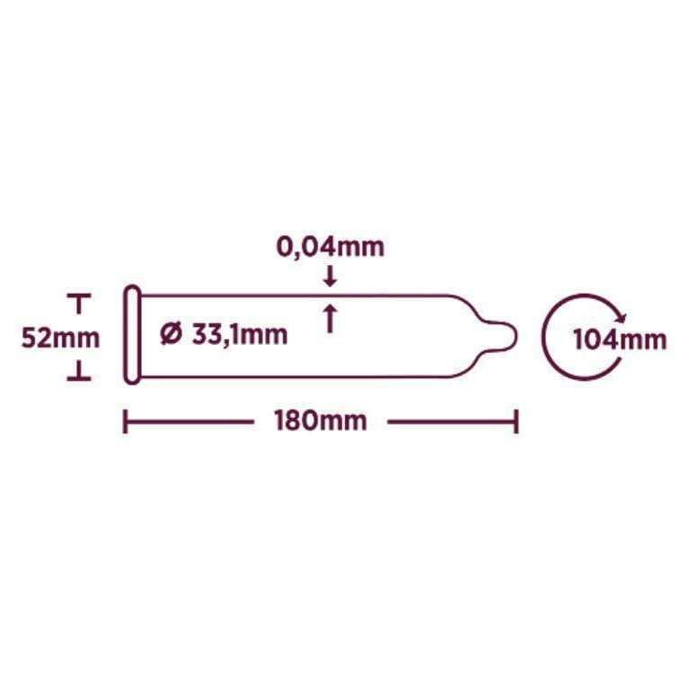 Kondomin mittapiirros; läpinäkyvä kondomin muoto neutraalia taustaa vasten ohuin mustin viivoin merkittyine mittapisteineen; merkityt mitat: leveys 52 mm, halkaisija 33,1 mm, pituus 180 mm, paksuus 0,04 mm ja ympärysmitta 104 mm; merkinnät yksinkertaisella tekstausvapaalla kirjasimella; ei pakkausta tai muita esineitä näkyvissä.
