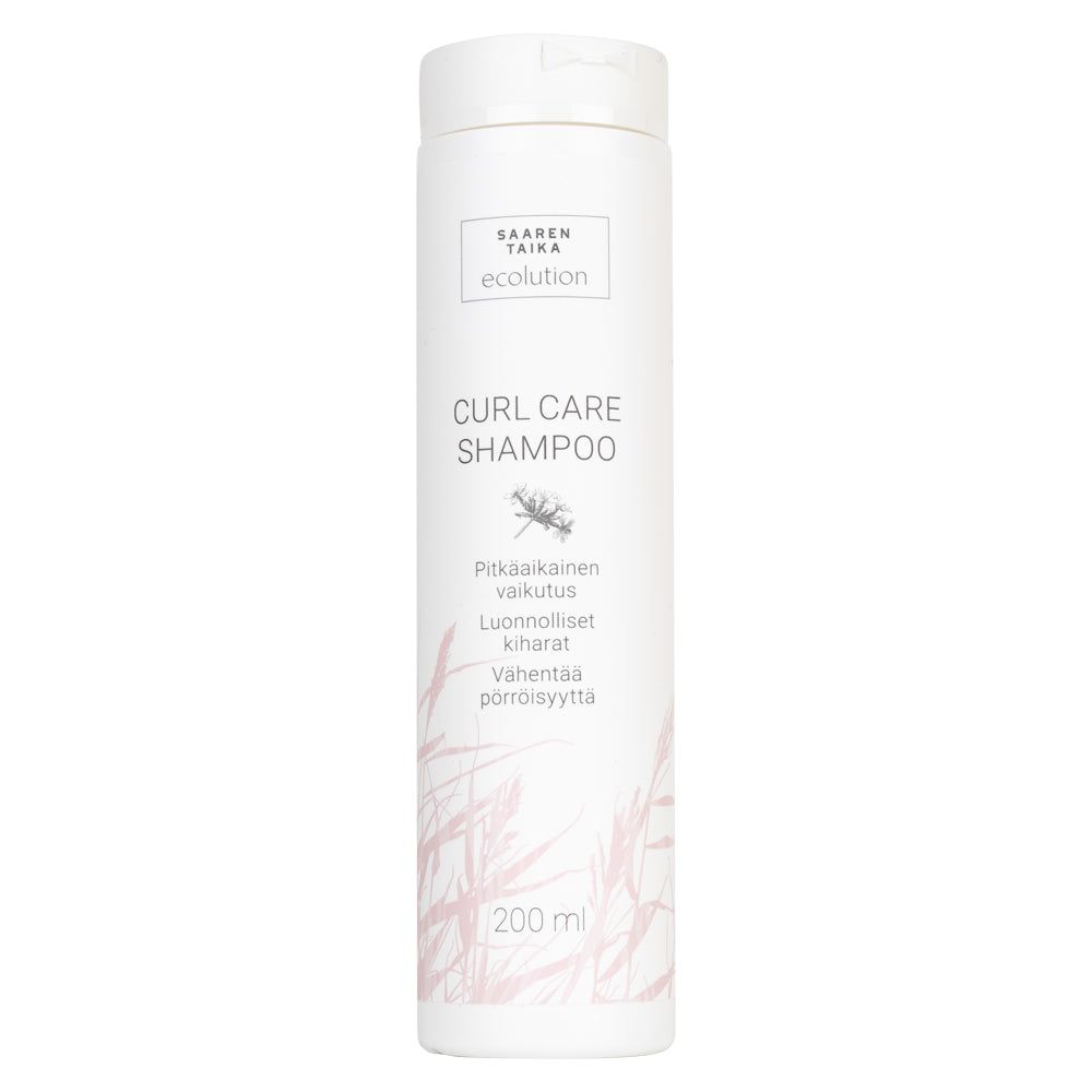 Saaren Taika Ecolution Shampoo Curl Care, 200 ml; valkoinen pullo minimalistisella muotoilulla ja vaaleanpunaisella heinäkuvioinnilla; sylinterinmuotoinen mattapintainen muovi valkoisella korkilla; puhdas groteskikirjasin tuotenimelle ja tiedoille; suomenkielinen teksti kertoo kihartuvien hiusten hoitavista hyödyistä; pehmeästi valaistu vaalea tausta, ei ihmisiä tai muita esineitä.