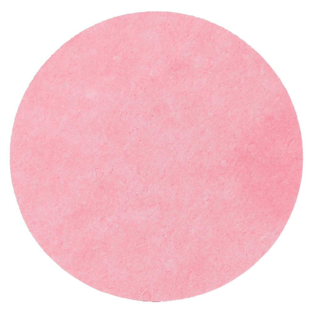 Saaren Taika Puhdistussieni kasvoille; pyöreä vaaleanpunainen pesusieni pehmeän tekstuurisena pintana keskitettynä minimalistiselle valkoiselle taustalle; sieni yksivärinen ja mattapintainen; ei pakkausta, tekstiä tai brändäystä näkyvissä; kuvattu suoraan ylhäältä ilman ihmisiä tai käsiä.