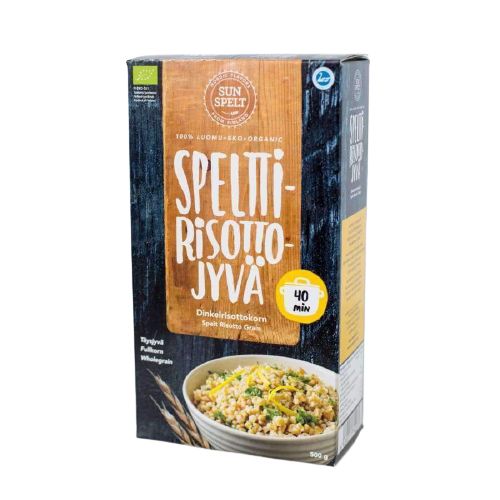 SunSpelt Luomu Spelttirisottojyvä; rasia, jossa kuva valmiista risotosta kulhossa ja suomenkielistä tekstiä; pahvipakkaus mattapinnalla, suorakulmainen, pääosin vaalea väritys vihrein korostuksin; lihavoitua groteskitypografiaa brändinimelle ja avaintiedoille; luettavissa maininta sopivuudesta risottoon, 40 minuutin keittoajasta ja 500 g painosta; vaalea tausta, tuote pystyssä, ei ihmisiä tai käsiä.
