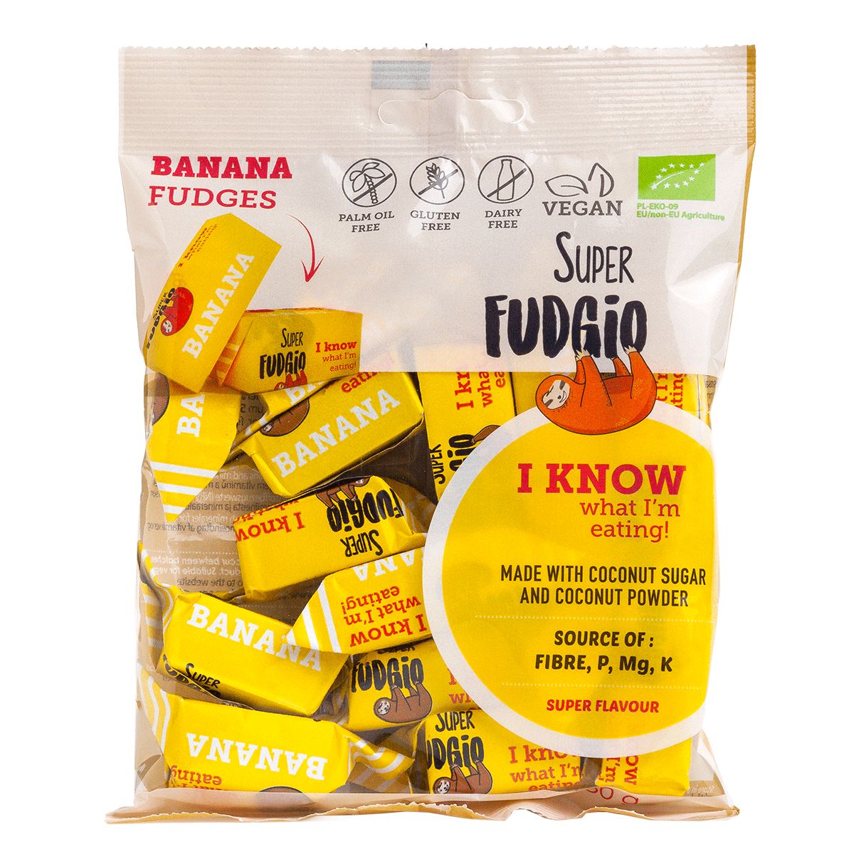 Super Fudgio Banaanifudge; kirkas pussi, jossa keltaisiin kääreisiin käärittyjä banaanifudgeja; pakkaus muovia mattapinnalla, suorakulmainen, lämpösaumattu yläreuna; brändinimi lihavoidulla groteskifontilla, tuotetiedot pienemmällä painatuksella; merkinnät vegaanisesta, gluteenittomasta ja maidottomasta koostumuksesta sekä kookossokeri/-jauhe-ainesosasta; ravintotiedot pakkauksen kyljessä; vaalea tausta, ei ihmisiä tai käsiä.