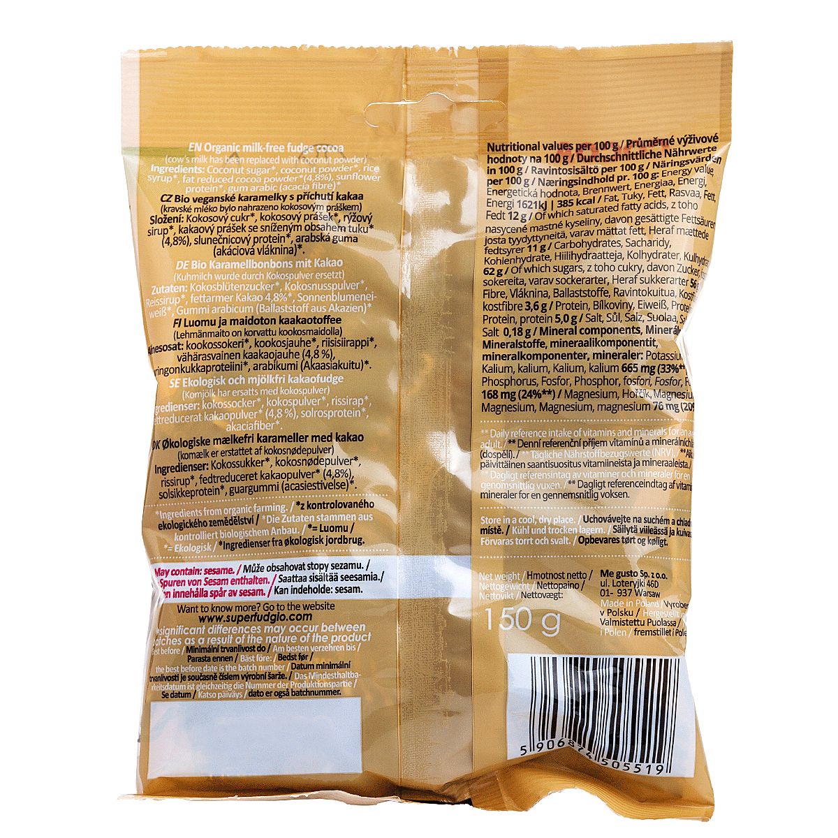 Super Fudgio Kaakaofudge; kultaisen pussin takaosassa tuotetietoja, ainesosat, ravintosisältö ja viivakoodi usealla kielellä; nettopaino 150 g; pakkauksessa näkyy pystysauma keskellä sekä ravintotiedot helppolukuisesti; metallinkultainen muovikääre kiiltävällä pinnalla, suorakulmainen muoto; teksti painettu mustana groteskifontilla lohkoina, osiot erotettu vaakaviivoin.