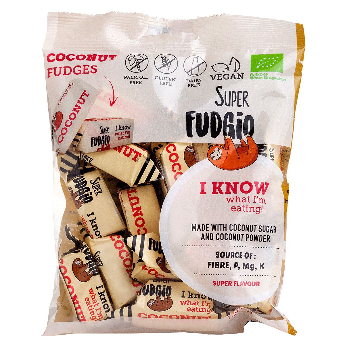 Super Fudgio Coconut Fudges; pussi, jossa merkinnät gluteenittomasta, maidottomasta ja vegaanisesta koostumuksesta; etiketissä korostetaan kookossokeria ja kookosjauhetta pääainesosina sekä palmuöljyttömyyttä; mattapintainen suorakulmainen pussi, väreinä valkoinen, vihreä, ruskea ja keltainen; tuotenimi suurella leikkisällä fontilla yläosassa; sertifiointikuvakkeet ja ainesosakorostukset etusivulla; ei ihmisiä tai käsiä; vaalea tausta, koko tuote kuvassa.