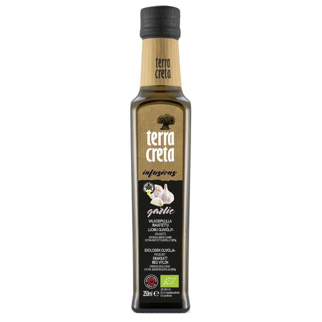 Terra Creta Extra-neitsytoliiviöljy valkosipulilla; pullo Terra Creta Infusions -valkosipulimakuista extra-neitsytoliiviöljyä, 250 ml, mustalla korkilla; pullo lasia kiiltäväpinnalla ja sylinterinmuotoinen; etiketissä valkosipulinkynsikuvitus ja tuotenimi selkeällä nykyaikaisella kirjasimella; ei ihmisiä tai käsiä kuvassa, pelkistetty neutraali tausta, kuvattu edestä silmän korkeudelta.