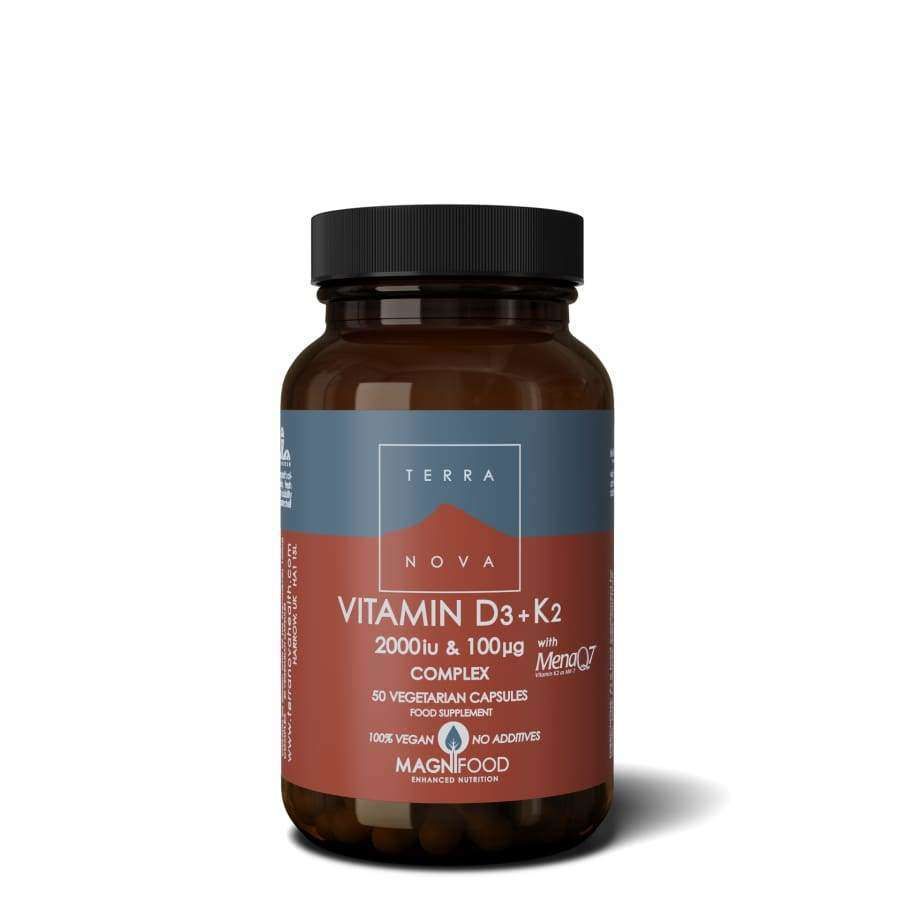 Terra Nova Vitamin D3 + K2 Complex -pullo, sisältää 50 kasviskapselia; astia ruskeaa lasia mattapinnalla, sylinterimäinen muoto; etiketti selkeää tekstausvapaata typografiaa, listaa 2000 IU ja 100 mcg, mainitsee 100-prosenttisen vegaanisuuden ja lisäaineettomuuden sekä Magnifood-logon; tuote kuvattu yksinkertaista taustaa vasten, ei ihmisiä tai rekvisiittaa näkyvissä.