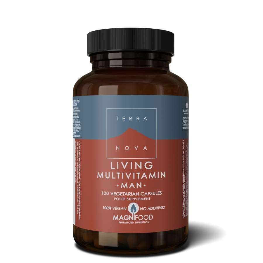 Terranova Living Multivitamin Man -pullo, sinisellä ja punaisella mattaetiketillä, valkoista tekstausvapaata tekstiä; etikettiteksti: Terranova Living Multivitamin Man, 100 kasviskapselia, 100-prosenttisesti vegaaninen, lisäaineeton; pakkaus sylinterimäistä muovia; ei ihmisiä tai käsiä näkyvissä; neutraali yksinkertainen tausta; studiotuotekuva otettu edestä silmän tasolta.