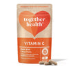 Together Health Vitamin C; oranssi suorakulmainen pussi mattapintaisena pystyssä; etupuolella valkoinen sydänkuvake ja teksti "together health Vitamin C made with citrus fruits", sisältää 30 kapselia; kaksi vaaleaa kapselia aseteltuna pussin eteen; valkoinen tausta, ei ihmisiä tai käsiä kuvassa.