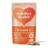 Together Health Vitamin C; oranssi suorakulmainen pussi mattapintaisena pystyssä; etupuolella valkoinen sydänkuvake ja teksti "together health Vitamin C made with citrus fruits", sisältää 30 kapselia; kaksi vaaleaa kapselia aseteltuna pussin eteen; valkoinen tausta, ei ihmisiä tai käsiä kuvassa.