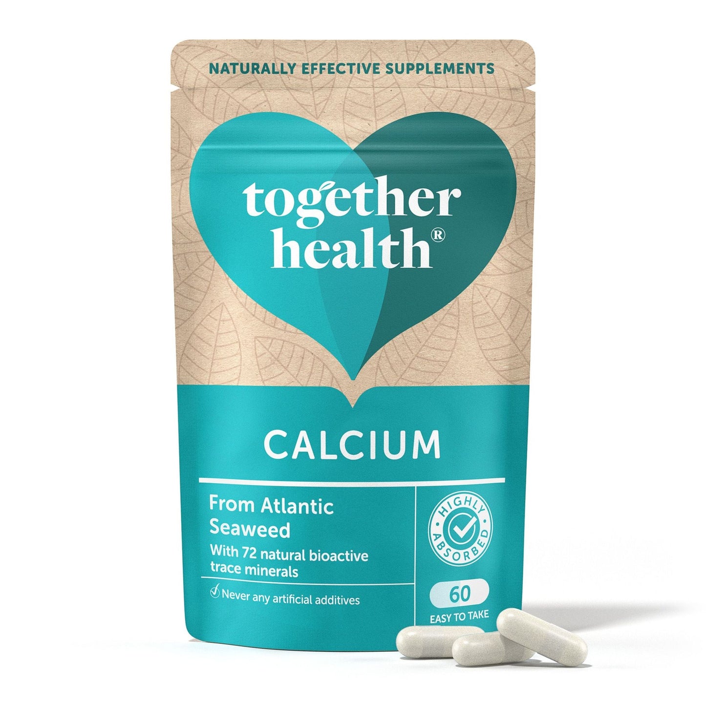 Together Health Calcium; sinivihreä ja ruskea mattapintainen pystypussi tekstillä "together health CALCIUM" lihavoidulla groteskikirjasimella; pienempi teksti viittaa levän alkuperään ja tuotetietoihin; pussi pystyssä valkoisella taustalla; kolme sileää valkoista soikeaa kapselia rivissä pussin edessä.