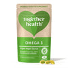 Together Health Omega-3; vihreä ja beige mattapintainen pussi tekstillä "Together Health Omega 3 with Algae Vegan Source" pystyssä; kolme keltaista pehmeäkapselia pussin edessä vaalealla alustalla; selkeä groteskiteksti mainitsee kasviperäisen DHA:n ja EPA:n ilman keinotekoisia lisäaineita; ei ihmisiä tai käsiä kuvassa.