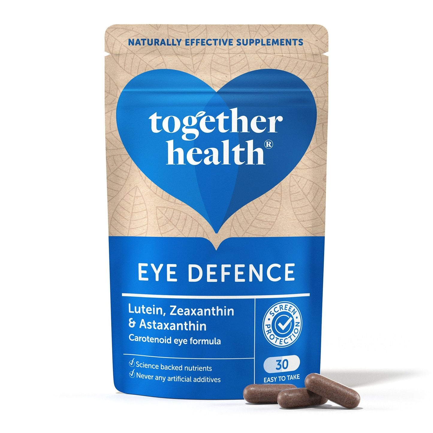 Together Health Eye Defence; sininen ja beige mattapintainen pussi pystyssä useiden vaaleiden kapseleiden kera valkoisella taustalla; teksti "together health EYE DEFENCE" groteskikirjasimella; maininta luteiinista, tseaksantiinista ja astaksantiinista silmien terveyden tueksi sekä 30 kapselin pakkauskoosta.