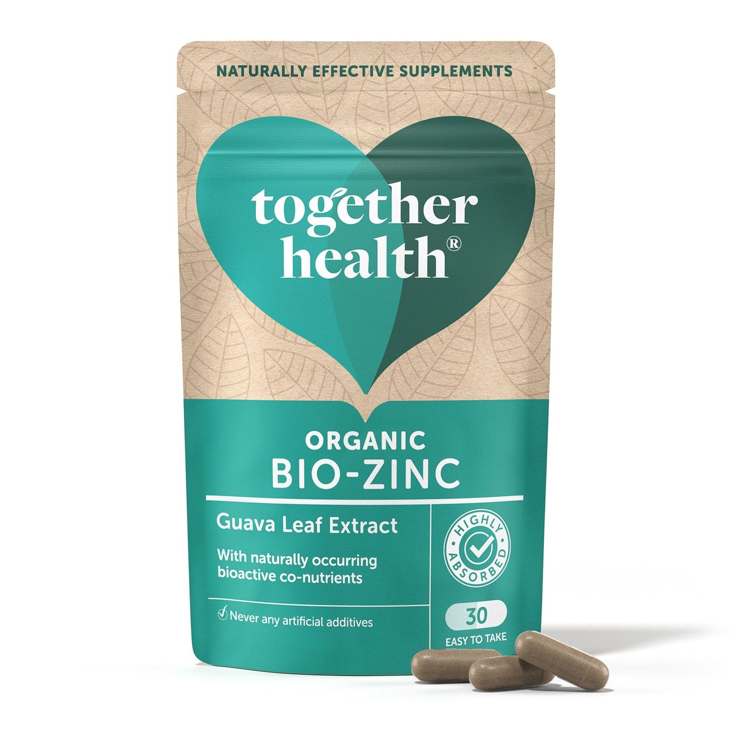 Together Health Bio-Zinc; vihreä ja beige pussi tekstillä "together health Organic Bio-Zinc" guavanlehtiuutteesta, pystyssä kolmen ruskean kapselin kera; pussi mattapintainen ja suorakulmainen repäisyaukolla yläreunassa; teksti lihavoidulla groteskikirjasimella valkoisena ja vihreänä; valkoinen tausta, ei ihmisiä tai rekvisiittaa, suoraan edestä otettu tuotekuva.