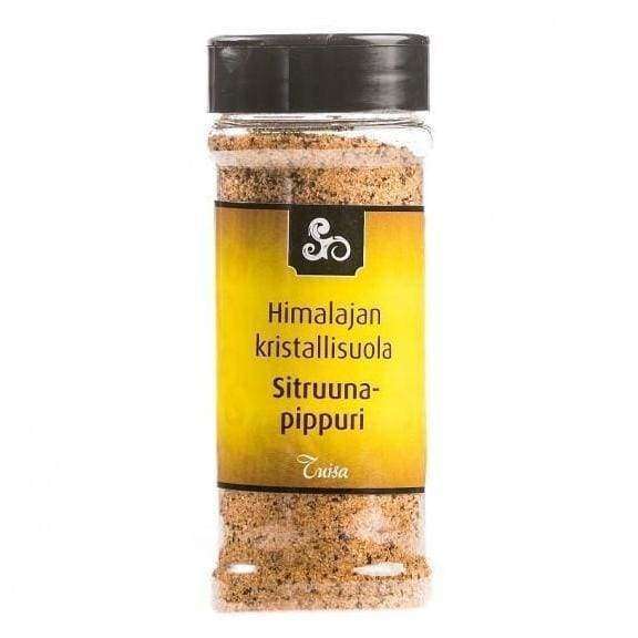 Himalajan kristallisuolapullo sitruunapippurin makuisena, luonnollisilla mineraaleilla rikastettuna, suomenkielisellä etiketillä, keltaisella etiketillä ja mustalla korkilla, seisoo valkoisella taustalla. Pullo on kirkasta muovia, lieriömäinen ja pinnaltaan sileä. Keltaisessa etiketissä on lihavoitua mustaa pääteviivatonta tekstiä. Kuvassa ei näy toimintaa tai ihmisiä. Kuva on otettu edestä silmän korkeudelta yksivärisellä taustalla.