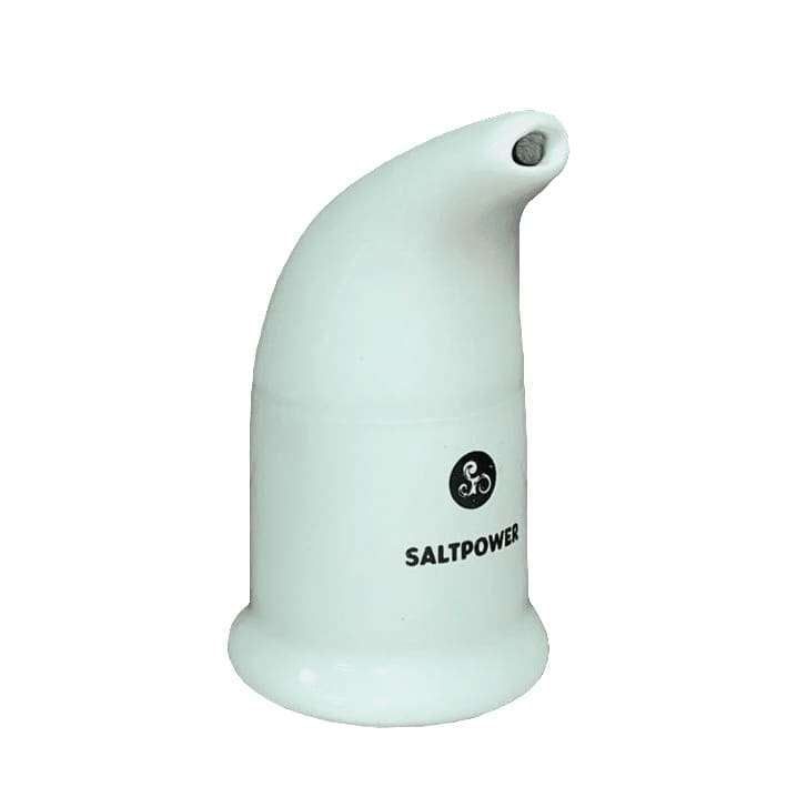 Tuisa Saltpower Kristallisuolainhalaattori, valkoinen keramiikkainen suolainhalaattori kaarevalla nokkamaisella yläosalla; sileä mattapinta, teksti "SALTPOWER" mustilla versaalikirjaimilla