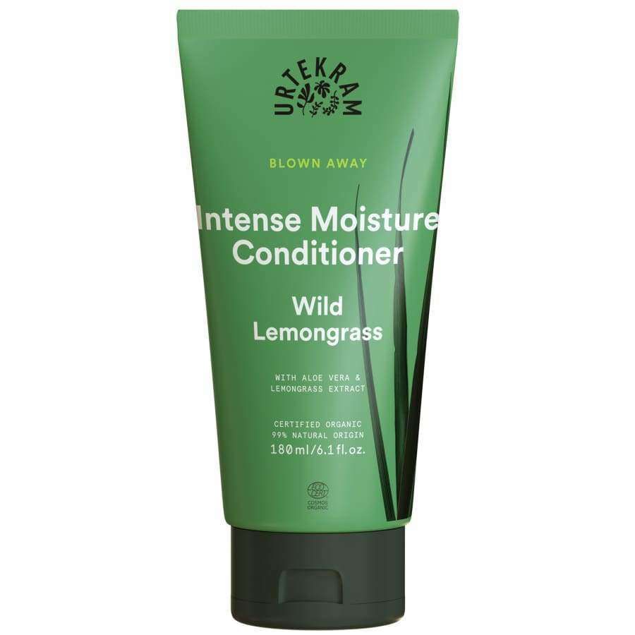 Urtekram Blown Away Wild Lemongrass Hoitoaine; vihreä, mattapintainen muovituubi tekstillä "Urtekram Intense Moisture Conditioner, Wild Lemongrass" pystyssä vaalealla taustalla; etiketti kertoo aloe veran ja sitruunaruohouutteen sisällöstä; tilavuus 180 ml (6,1 fl. oz.); ei ihmisiä tai muita esineitä kuvassa.