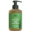 Urtekram Blown Away Wild Lemongrass Käsisaippua; Urtekram Blown Away Hand Wash Wild Lemongrass -pullo vihreällä etiketillä ja kätevällä pumppuannostelijalla, sisältää 300 ml sertifioitua luomua sitruunaruohokäsisaippuaa; pullo läpinäkymätöntä luonnonvalkoista muovia, lieriömäinen pyöristetyin olkapäin; vihreässä mattaetiketissä tuotenimi suurin valkoisin groteskikirjaimin, tarkempaa tekstiä alapuolella; vaalea tausta, ei ihmisiä tai käsiä.