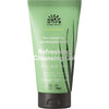 Urtekram Blown Away Wild Lemongrass Puhdistusgeeli; vihreä tuubi tekstillä "Urtekram Nordic Beauty Refreshing Cleansing Gel with Aloe Vera", merkitty normaalille ja yhdistelmäiholle, 150 ml, sertifioitu luomu ja vegaani; tuubi muovia mattapinnalla, valkoinen groteskiteksti painettu suoraan pintaan; tuote pystyssä yhtenäistä valkoista taustaa vasten; ei ihmisiä tai käsiä kuvassa.