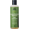 Urtekram Blown Away Wild Lemongrass Shampoo; Urtekram Intense Moisture Shampoo -pullo, sitruunaruohomallissa, ravitsevalla aloe veralla ja raikkaalla sitruunaruohouutteella; vihreä etiketti korostaa näitä kasviperäisiä ainesosia; sisältö 250 ml (8,5 fl oz); lieriömäinen muovipullo mattapinnalla ja hopeanvärisellä läppäkorkilla; groteskifontti; vaalea tausta, pelkkä tuote ilman ihmisiä.