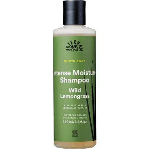 Urtekram Blown Away Wild Lemongrass Shampoo; Urtekram Intense Moisture Shampoo -pullo, sitruunaruohomallissa, ravitsevalla aloe veralla ja raikkaalla sitruunaruohouutteella; vihreä etiketti korostaa näitä kasviperäisiä ainesosia; sisältö 250 ml (8,5 fl oz); lieriömäinen muovipullo mattapinnalla ja hopeanvärisellä läppäkorkilla; groteskifontti; vaalea tausta, pelkkä tuote ilman ihmisiä.