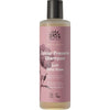 Urtekram Dare to Dream Soft Wild Rose Shampoo; pullo tekstillä "Urtekram Colour Preserve Shampoo, Soft Wild Rose"; muovipullo lieriömäinen mattavaaleanpunaisella etiketillä ja kukkakuvituksin; etikettitekstissä mainitaan sinilevä, punajuuriuute, vegaanisertifiointi ja koko 250 ml; groteskifontteja käytössä; ei ihmisiä tai lisäesineitä; tausta yksinkertainen.