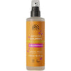 Urtekram Gentle Care Children's Spray Conditioner, kehäkukan tuoksuinen, 250 ml; oranssi, mattapintainen muovipullo, lieriömäinen runko ja valkoinen suihkesuutin; etiketissä maininnat "organic", "vegan" ja tilavuus selkeällä groteskifontilla; pullo yksin vaalealla taustalla, hyvin valaistu studiokuva, ei ihmisiä.
