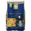 Urtekram Luomu Mezze Penne -pasta, 400 g; pakkauksessa kuva pastasta, hymyilevä lapsi, Italian lippu sekä luomusertifiointimerkkejä; teksti mainitsee 40 %:n täysjyväpitoisuuden; pystyssä seisova, mattapintainen pakkaus, jonka pääväreinä beige ja vihreä; tuotetiedot tekstausvapaalla kirjasimella; ei käsiä tai ihmisiä kuvassa.