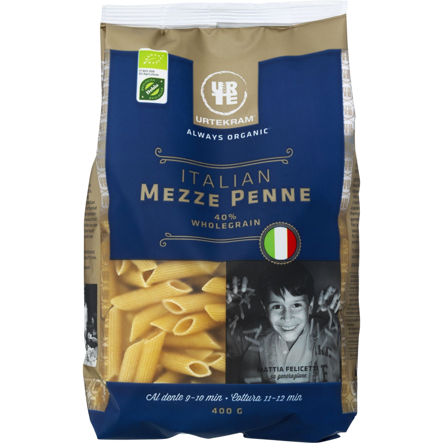Urtekram Luomu Mezze Penne -pasta, 400 g; pakkauksessa kuva pastasta, hymyilevä lapsi, Italian lippu sekä luomusertifiointimerkkejä; teksti mainitsee 40 %:n täysjyväpitoisuuden; pystyssä seisova, mattapintainen pakkaus, jonka pääväreinä beige ja vihreä; tuotetiedot tekstausvapaalla kirjasimella; ei käsiä tai ihmisiä kuvassa.