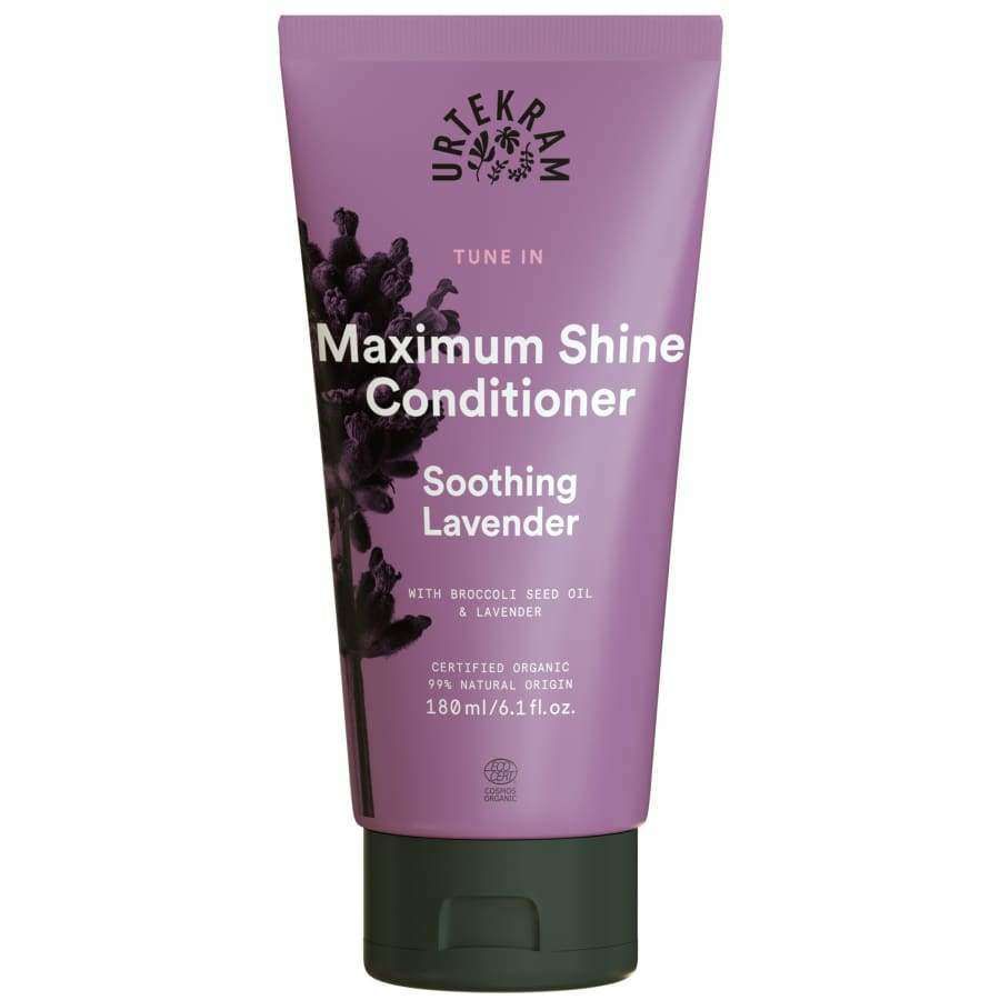 Urtekram Tune In Soothing Lavender Hoitoaine; violetti Urtekram Maximum Shine Conditioner -tuubi, sävyllä Soothing Lavender, ravitsevalla parsakaalinsiemenöljyllä ja laventelilla, 180 ml; tuubissa laventelikuvituksia ja valkoista tekstiä etuosassa; muovipakkaus mattapinnalla, lieriömäinen muoto tasakannella; groteskifontti suuraakkosin tuotenimessä; ei ihmisiä tai käsiä; neutraali, yksivärinen tausta, koko tuote kuvassa.