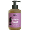 Urtekram Tune In Soothing Lavender Käsisaippua; Urtekram Hand Wash Soothing Lavender -pullo pumppuannostelijalla, violetti mattaetiketti ja laventelinkukkakuvitus; suorakulmainen muovipullo pyöristetyin reunoin, koko 300 ml; valkoinen groteskiteksti sisältää maininnat "certified organic" ja "100% natural origin"; ei ihmisiä tai käsiä; vaalea tausta, tuote kuvattu edestä.