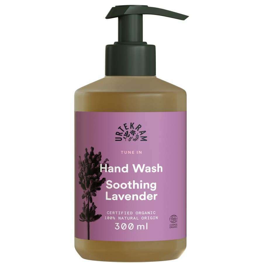 Urtekram Tune In Soothing Lavender Käsisaippua; Urtekram Hand Wash Soothing Lavender -pullo pumppuannostelijalla, violetti mattaetiketti ja laventelinkukkakuvitus; suorakulmainen muovipullo pyöristetyin reunoin, koko 300 ml; valkoinen groteskiteksti sisältää maininnat "certified organic" ja "100% natural origin"; ei ihmisiä tai käsiä; vaalea tausta, tuote kuvattu edestä.