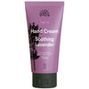Urtekram Tune In Soothing Lavender Käsivoide; violetti tuubi tekstillä "Urtekram Hand Cream Soothing Lavender, 75 ml, Certified Organic", laventelikuvituksella ja maininnalla lempeästä kosteuttavasta vaikutuksesta; tuubi mattapintainen valkoisella läppäkorkilla, groteskikirjaimet; pieni laventelikuvitus etiketin alaosassa; vaalea tausta, ei ihmisiä tai käsiä kuvassa.
