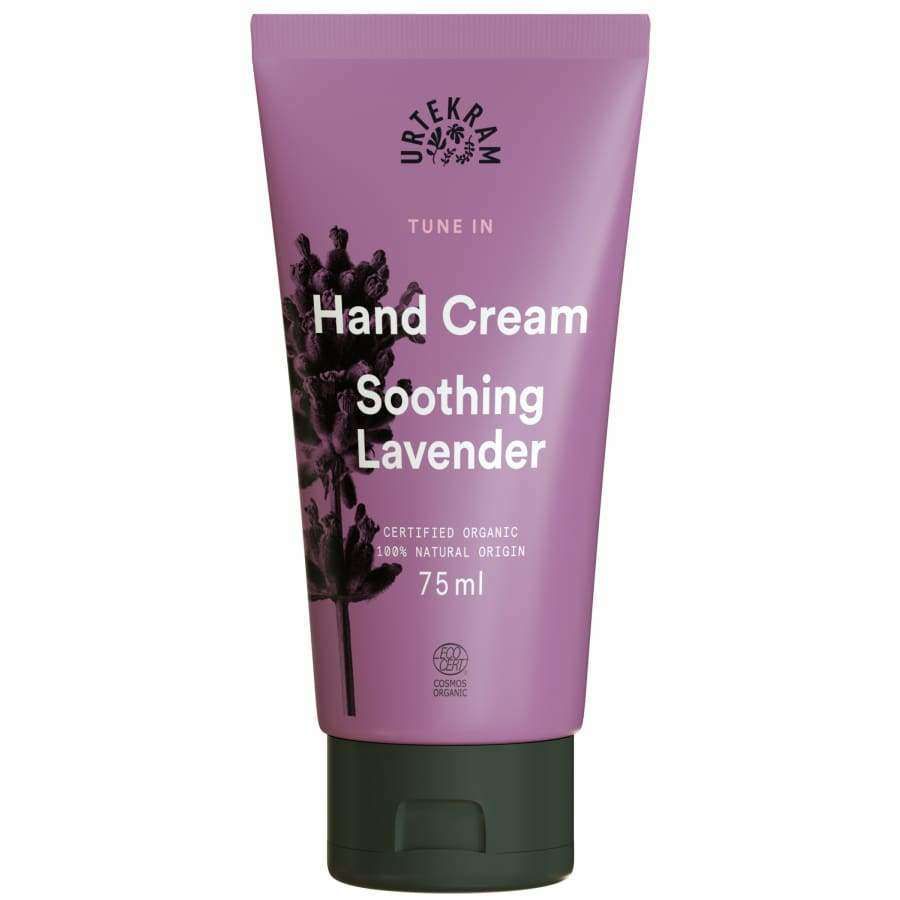 Urtekram Tune In Soothing Lavender Käsivoide; violetti tuubi tekstillä "Urtekram Hand Cream Soothing Lavender, 75 ml, Certified Organic", laventelikuvituksella ja maininnalla lempeästä kosteuttavasta vaikutuksesta; tuubi mattapintainen valkoisella läppäkorkilla, groteskikirjaimet; pieni laventelikuvitus etiketin alaosassa; vaalea tausta, ei ihmisiä tai käsiä kuvassa.