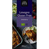 Urtekram Gluteeniton Luomu Lasagnelevy -pakkaus, 250 g; suorakulmainen, mattapintainen ja vaaleankeltainen pakkaus; etiketissä kuva paistetusta lasagneviipaleesta lautasella haarukan, salaatin ja tomaattien kanssa; tuotenimi ja paino tekstausvapaalla kirjasimella, merkintä "Lasagna Gluten Free"; kuvattu valkoista taustaa vasten, ei ihmisiä tai käsiä näkyvissä.