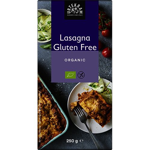 Urtekram Gluteeniton Luomu Lasagnelevy -pakkaus, 250 g; suorakulmainen, mattapintainen ja vaaleankeltainen pakkaus; etiketissä kuva paistetusta lasagneviipaleesta lautasella haarukan, salaatin ja tomaattien kanssa; tuotenimi ja paino tekstausvapaalla kirjasimella, merkintä "Lasagna Gluten Free"; kuvattu valkoista taustaa vasten, ei ihmisiä tai käsiä näkyvissä.