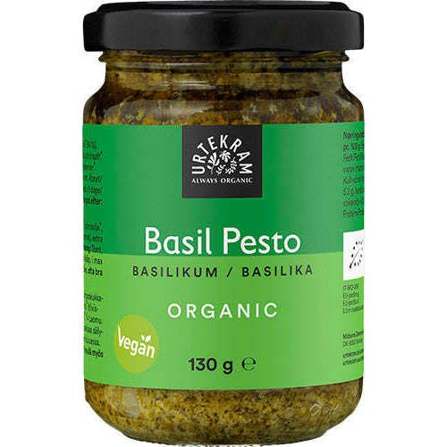 Urtekram Luomu Vihreä pesto -purkki, lasinen, hopeinen metallikansi, vihreä etiketti; vegaaninen ja luomusertifioitu, 130 g, teksti englanniksi ja muilla kielillä, keltaiset korostukset