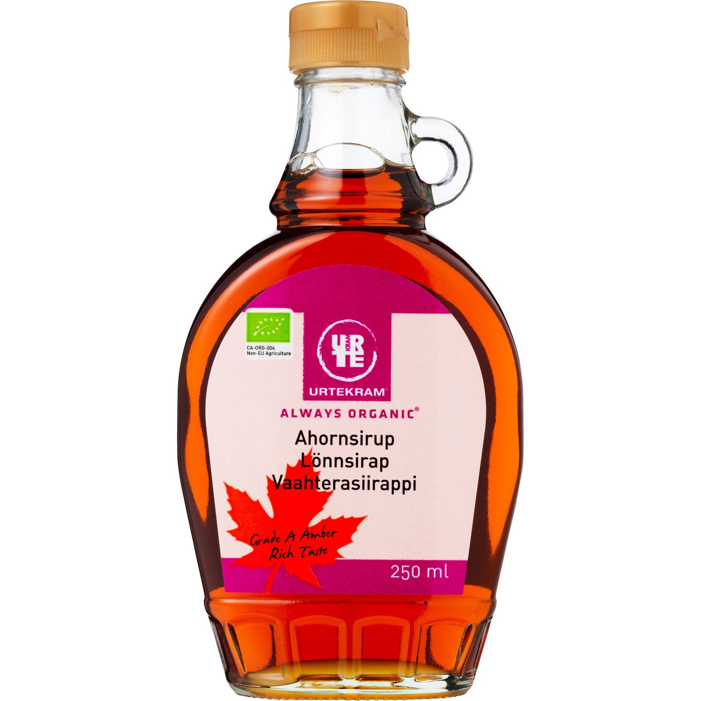 Urtekram Luomu Vaahterasiirappi -pullo, 250 ml, punainen lehtikuvitus, teksti saksaksi, viroksi ja suomeksi; kirkas muovipullo kultaisella korkilla, kiiltäväpinta, meripihkanvärinen sisältö, lihavoitu groteskiteksti "Urtekram"