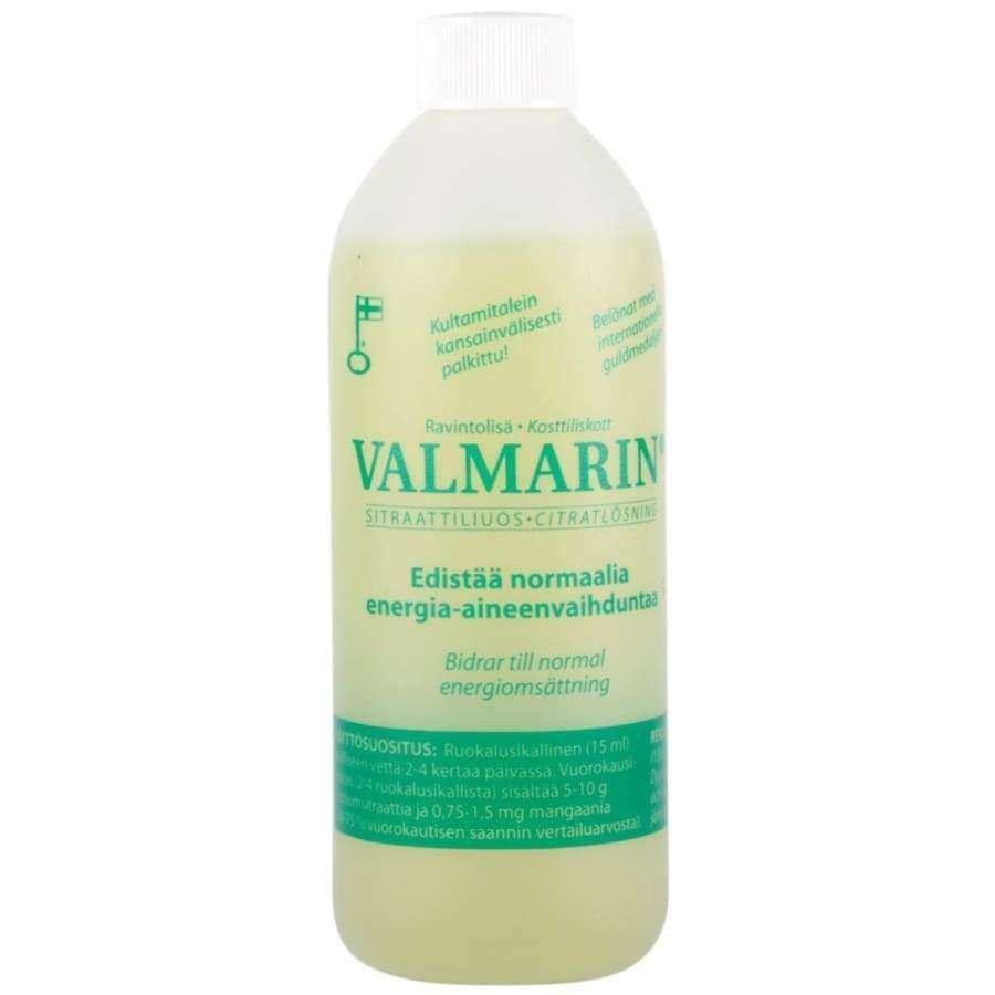 Valmarin-ravintolisäpullo, teksti suomeksi ja ruotsiksi energiaaineenvaihdunnan tueksi; vihreä-keltainen etiketti, valkoinen muovikorkki, sylinterinmuotoinen kiiltäväpintainen pullo