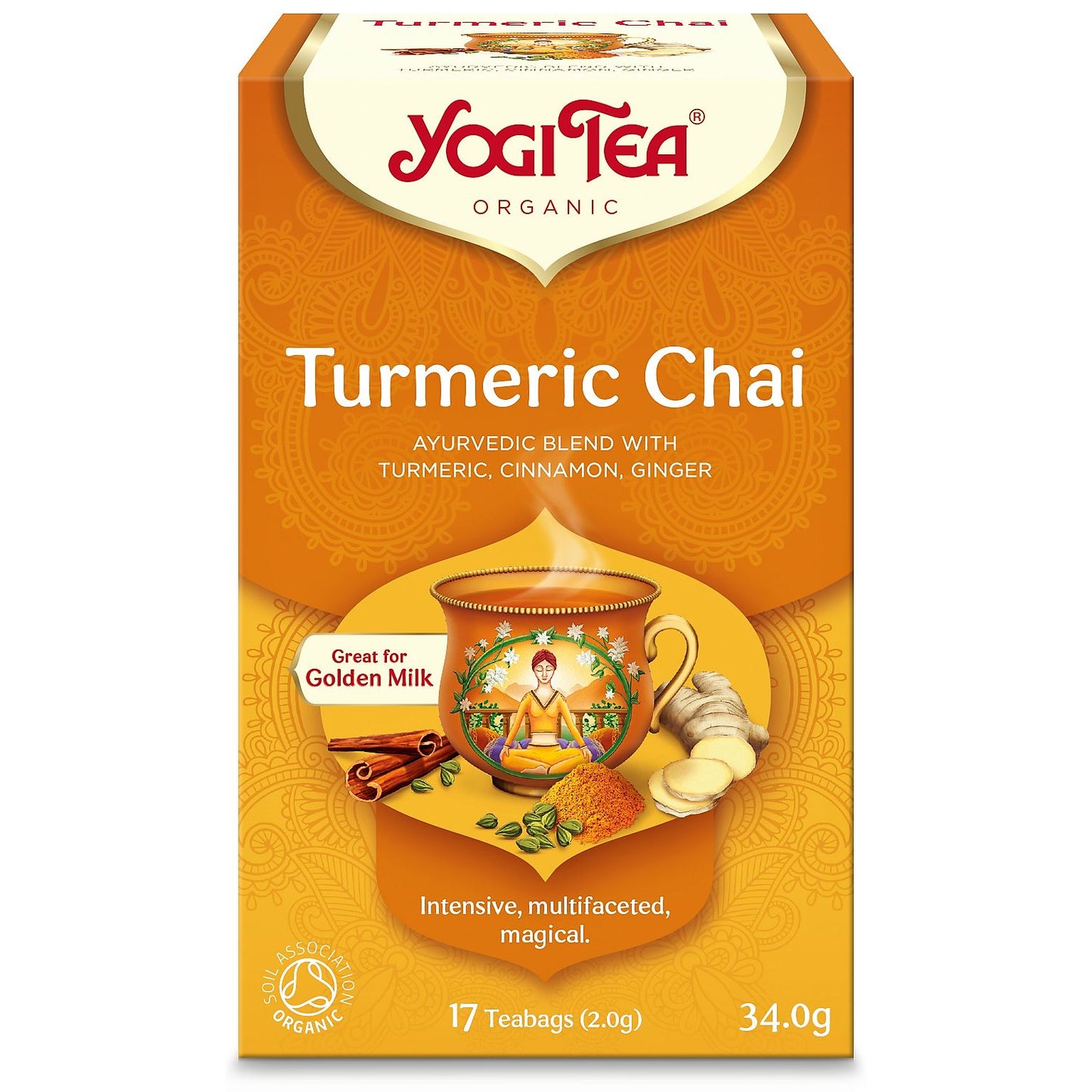 YogiTea Luomu Kurkuma Chai -teepakkaus; suorakulmainen, mattapintainen rasia keltaisen ja oranssin sävyissä; etupuolella kurkuma- ja inkiväärijuurien sekä teekupin kuvitus; lihavoitu tekstausvapaa tuotenimi; teksti mainitsee soveltuvuuden kultamaitoon sekä sisällön: 17 teepussia, yhteensä 34 g; kuvattu suoraan edestä yksiväristä taustaa vasten, ei ihmisiä näkyvissä.