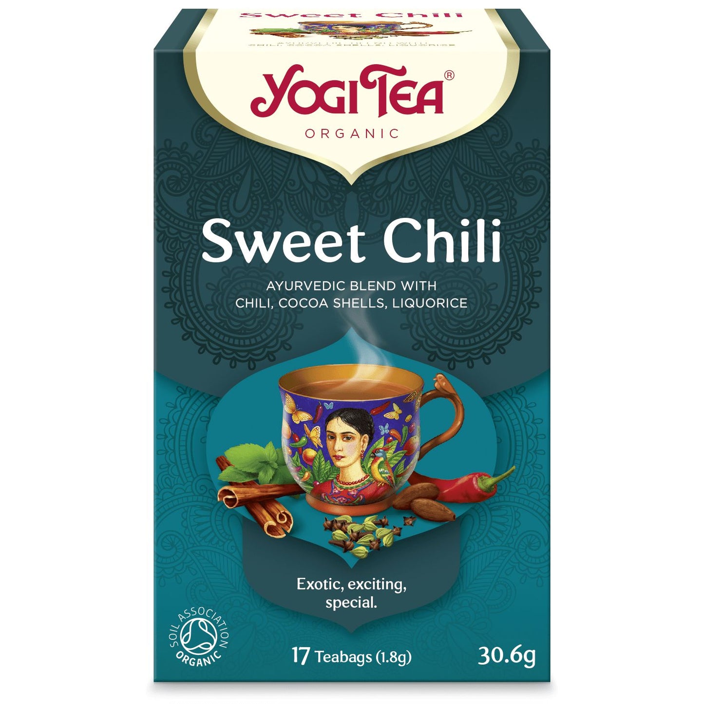 YogiTea Luomu Sweet Chili -pakkaus, turkoosi kultareunuksin, mattapintainen; koristeltu teekuppi, kanelitankoja, punaista chiliä ja kaakaopapuja kuvituksessa, 17 luomuteepussia