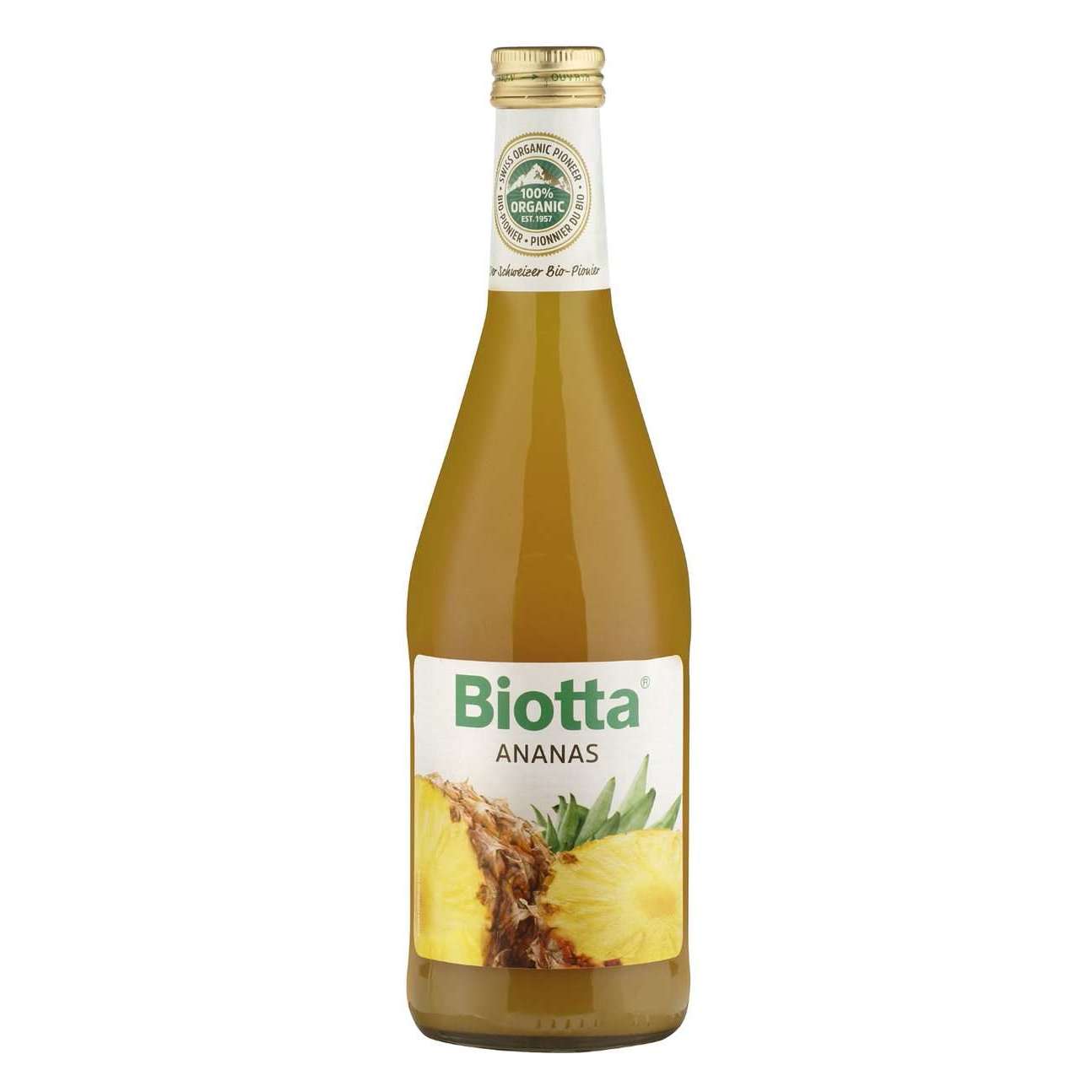 Biotta Luomu Ananastäysmehu 3-pack; yksittäinen lasipullo eloisan keltaista ananasmehua, mattapintaisessa valkoisessa etiketissä ananaskuvia ja vihreää tekstiä, suurikokoinen teksti "Biotta Ananas" sekä pienempää vihreää lisätekstiä; kultainen korkki, valkoinen studiotausta.
