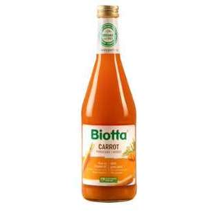 Biotta Luomu Porkkanatäysmehu 3-pack; yksittäinen, kiiltäväpintainen ja ylhäältä kapeneva lasipullo täynnä eloisan oranssia mehua, etiketissä tuoreiden porkkanoiden kuva ja vihreä-valkoinen väritys; kultainen korkki, lihavoitu groteskiteksti "Biotta Carrot".