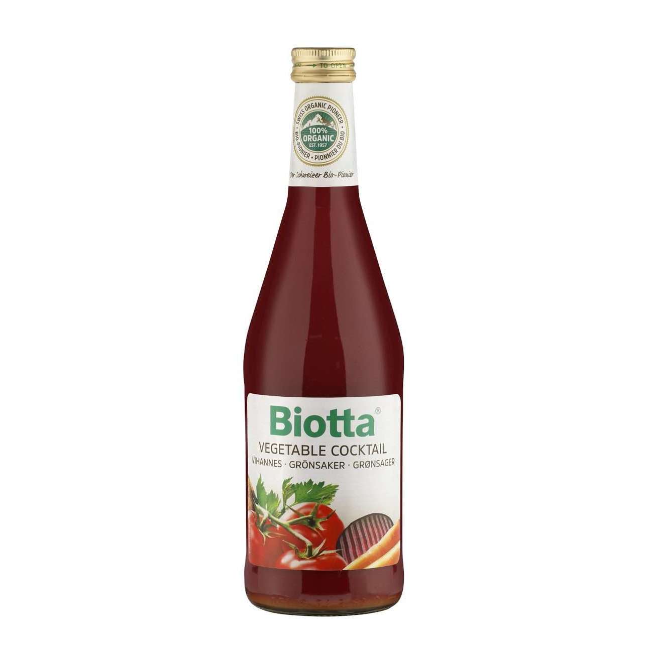 Biotta Luomu Vihannestäysmehu 3-pack; yksittäinen, tumma ja kiiltäväpintainen lasipullo pyöristetyin hartioin kultaisella korkilla; etusivun etiketissä valokuvia tomaateista, punajuurista, sellerista ja yrteistä sekä useankielinen maininta luomusertifioinnista; valkoinen tausta.