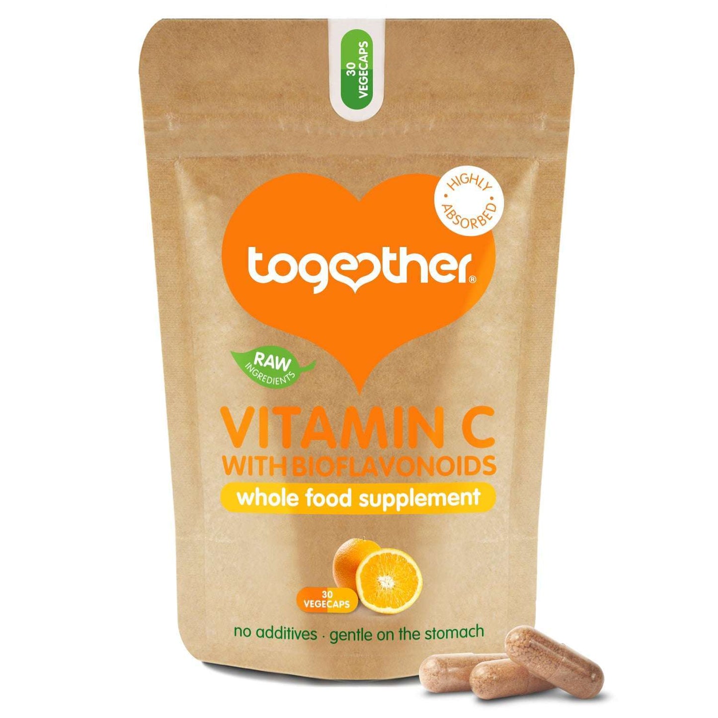 Together Health Vitamin C; ruskea joustava pussi mattapintaisena pystyssä, teksti "Together Vitamin C with Bioflavonoids Whole Food Supplement" selkeällä groteskikirjasimella; keskellä oranssi sydämenmuotoinen logo; kaksi beigeä vegaanikapselia pussin vieressä vaalealla alustalla; yksinkertainen tuotekuva, ei ihmisiä kuvassa.