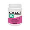 Calci Strong + D3 -kalsium- ja D3-vitamiinivalmiste; valkoinen pullo vaaleanpunaisella osiolla, sisältää 150 tablettia; Suomen lippua kuvaava merkki korostaa suomalaista alkuperää; brändinimi Vitabalans Oy pullon alaosassa; mattapintainen muovipullo, sylinterinmuotoinen, groteskikirjasin; neutraali tausta ilman ihmisiä tai käsiä, tavanomainen tuotekuva.