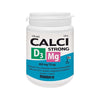Calci Strong + Mg + D3 -valmiste; valkoinen muovipullo kierrekorkilla, sylinterinmuotoinen ja mattapintainen; etuetiketissä lihavoitu groteskikirjasin, isoin kirjaimin "CALCI STRONG D3 Mg", pienempi suomenkielinen teksti kalsiumista, D3-vitamiinista ja magnesiumista; etiketissä mainitaan 150 tablettia ja pullon paino 220 g; vaalea, siisti tausta ilman ihmisiä tai käsiä.
