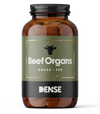 DENSE Härän Sisäelimet; ruskea, mattapintainen ja lieriön muotoinen muovipullo; yksinkertaista groteskitekstiä, musta lehmäkuvake, teksti "Beef Organs Grass-Fed", 180 kapselia à 400 mg, brändinimi Dense alareunassa; valkoinen tausta, kuvattu edestä.
