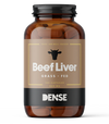 DENSE Härän Maksa; ruskea, mattapintainen muovipullo kierrekorkilla; valkoista, mustaa ja kultaista groteskitekstiä "Beef Liver Grass-Fed", 180 kapselia à 400 mg, lehmänpään siluetti ja maininta 100-prosenttisesti eläinperäisistä ainesosista; neutraali tausta.