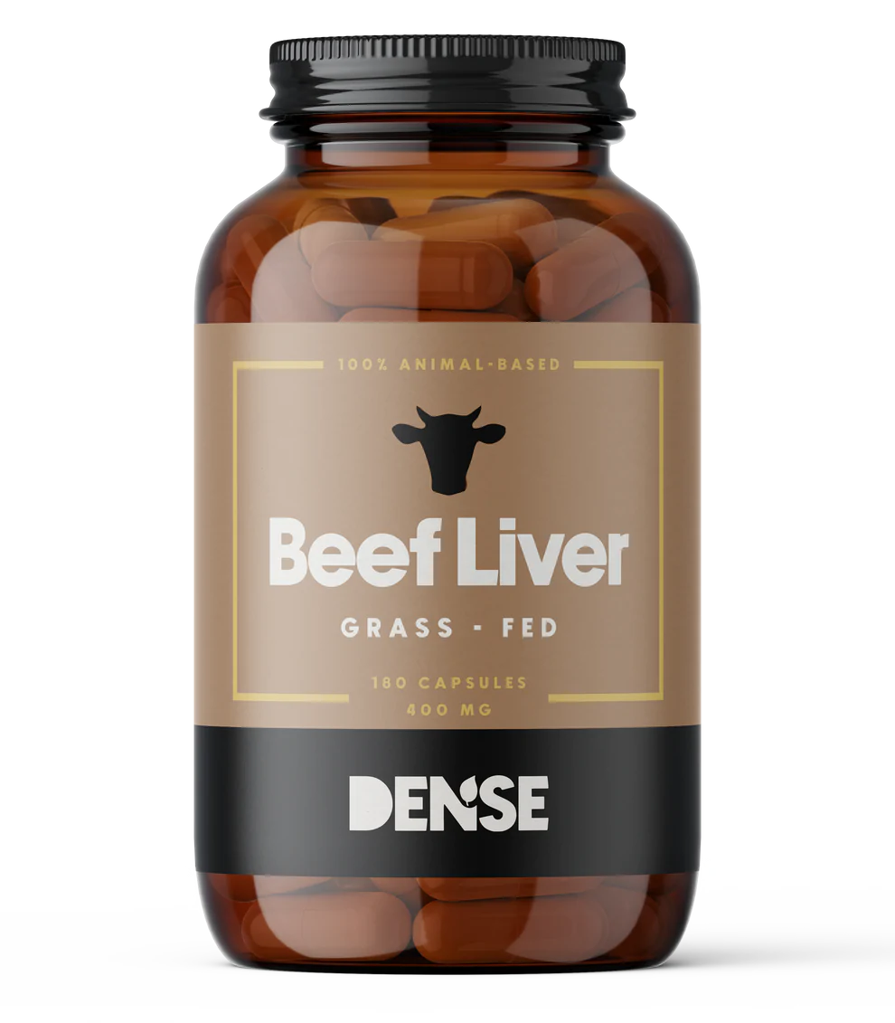 DENSE Härän Maksa; ruskea, mattapintainen muovipullo kierrekorkilla; valkoista, mustaa ja kultaista groteskitekstiä "Beef Liver Grass-Fed", 180 kapselia à 400 mg, lehmänpään siluetti ja maininta 100-prosenttisesti eläinperäisistä ainesosista; neutraali tausta.