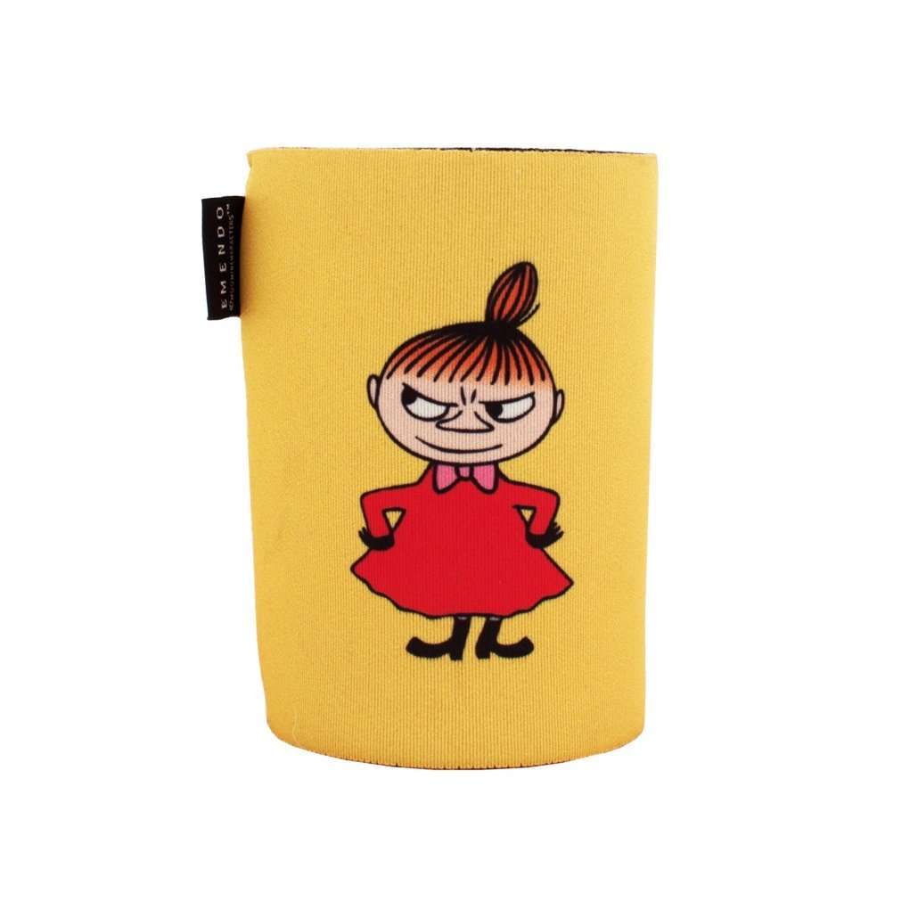 Emendo Pikku Myy Cooler -mukinpidike; keltainen mattapintainen kartonkinen holkki, kuvituksena vihaisen ilmeen tekevä sarjakuvahahmo punaisessa mekossa, ruskeat hiukset topknot-kampauksella, kädet lanteilla; kaareva ympärikäärittävä muoto; ei näkyvää tekstiä tai etikettiä; kuvattu valkoisella taustalla, näkyvissä vain irrallinen holkki.